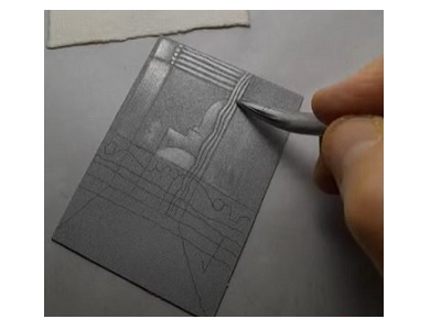 Artista trabajando la plancha